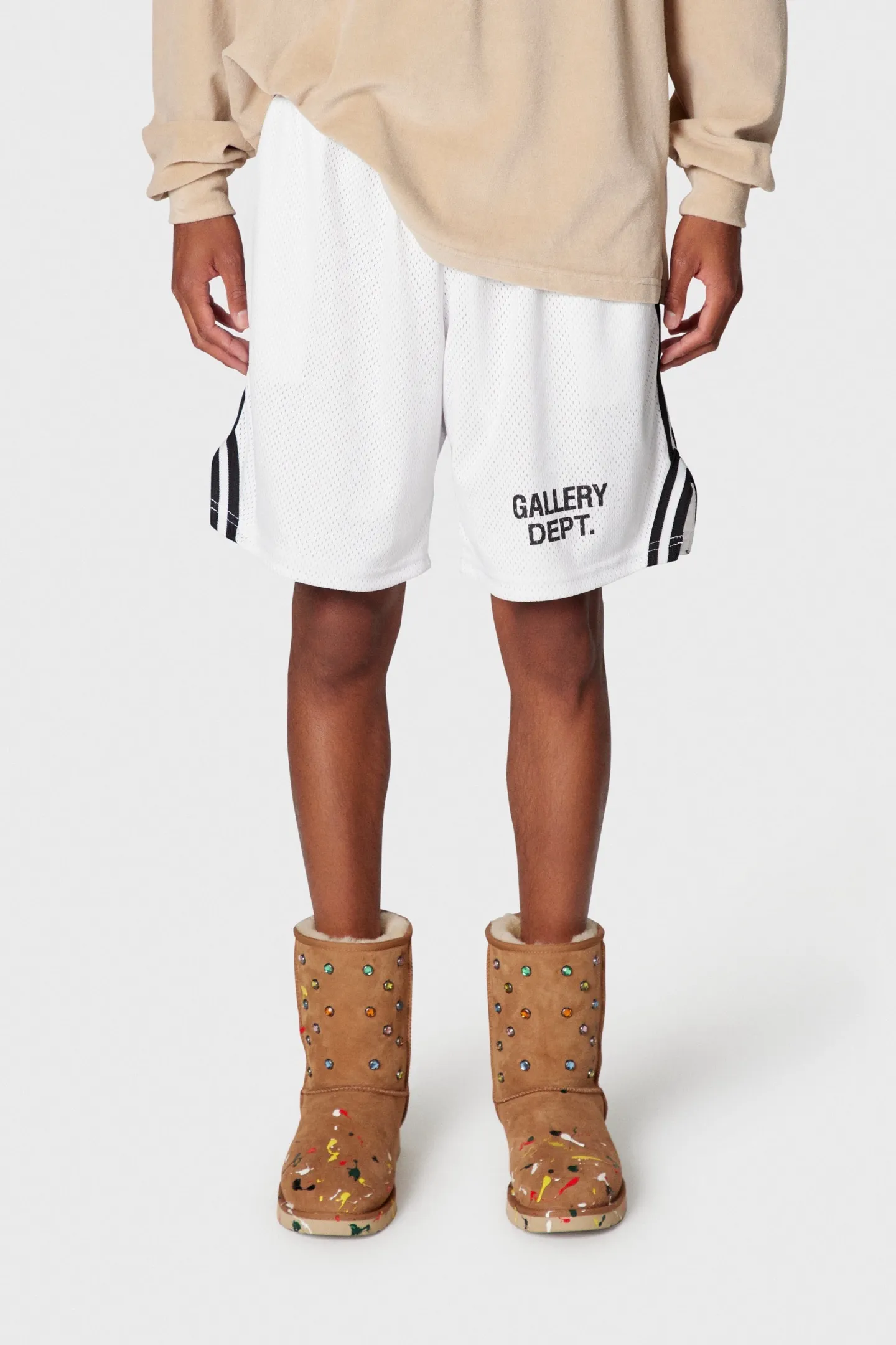 GALLERY DEPT. VENICE COURT SHORTS English mesh shorts Logo webbing wide-leg basketball shorts Black and white S-XL Original molding Loose wide-leg version American boys' first choice Breathable mesh fabric Superimposed soft material inside Comfortable and easy to match Custom-woven original consistent webbing/main mark/component wash mark Details are enlarged to follow